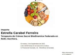 Estrella Carabel ofrece una charla informativa en la Casa de la Cultura de Almuñécar para mejorar la salud con los alimentos y la combinación para equ