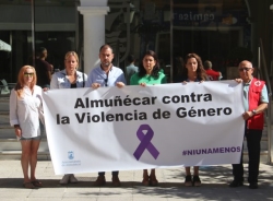 Almuñécar ha guardado este miércoles cinco minutos de silencio por las víctimas de Violencia de Género