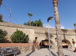 El Ayuntamiento de Almuñécar dota de alumbrado el vial paralelo al Acueducto en el Barrio de Torrecuevas.