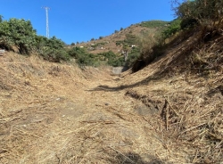 La empresa Tragsa de la Junta de Andalucía lleva a cabo en Almuñécar la limpieza de vegetación invasora en el cauce del Barranco de Ítrabo