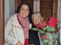 Almuñécar felicita la Navidad a los mayores de las viviendas municipales del Complejo de la Tercera Edad con la entrega de pascueros y cestas navideña