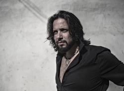 El cantaor flamenco de Almuñécar Antonio Gómez “El Turry” presenta en la Casa de la Cultura sexitano su espectáculo “Plaza de las Aljibes”