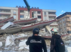 Los Bomberos de Almuñécar buscan supervivientes en edificios de la ciudad turca de Elbistan