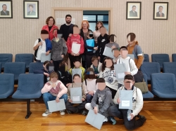 Alumnos del colegio Cervantes de Lobres celebran un pleno infantil