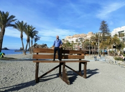 Turismo y Playas de Almuñécar La Herradura instala sendos bancos gigantes en las playas Puerta del Mar y La Herradura
