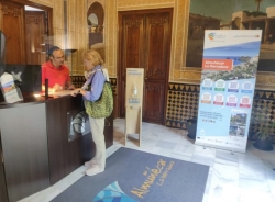 Las oficinas de Turismo de Almuñécar y La Herradura atendieron en el primer trimestre un 71 % más que en 2022