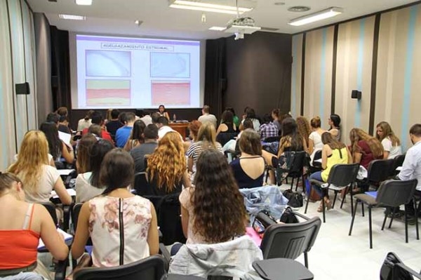 Almuñécar acoge un curso de especialización en adaptación de lentes de contacto para corneas irregulares.