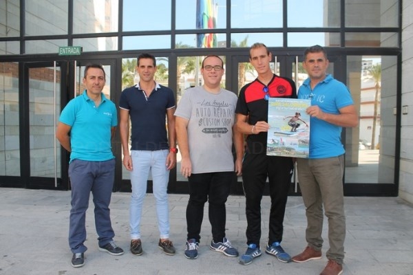 Salobreña amplía su oferta deportiva para la próxima temporada con surf y ciclismo