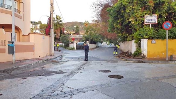 Los servicios de mantenimiento y limpieza a marcha forzada tras la tromba de agua de la madrugada
