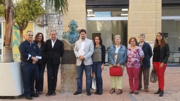 El ayuntamiento de Motril traslada la escultura de Francisco Javier de Burgos a la plaza que lleva su nombre, a petición del aula de pensamiento