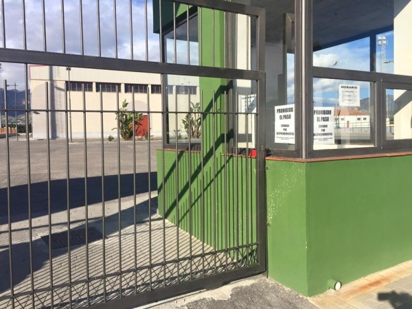 El temporal de viento daña el pabellón cubierto del recinto deportivo municipal de la Villa