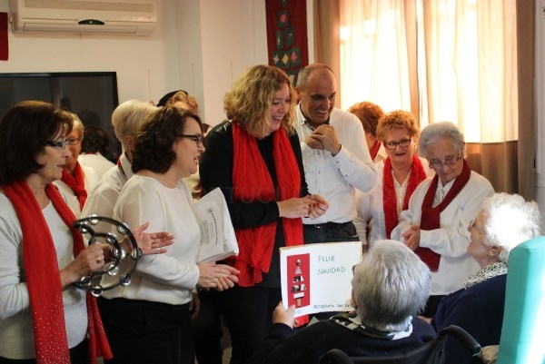 El Coro de los Talleres Municipales anima la Navidad de los mayores motrileños