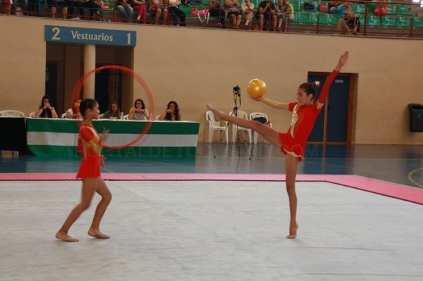 La escuela municipal de gimnasia rítmica de Salobreña celebra una exhibición para despedir el año