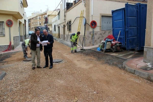 Las obras de la calle Padre Vázquez Alfaya modernizan las redes de saneamiento y abastecimiento en la zona