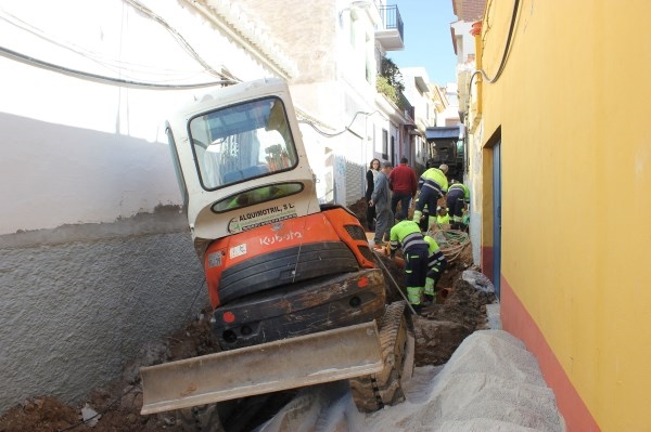 El Ayuntamiento cambia el acerado y las redes de saneamiento de la calle Mudarra, donde también mejorará la accesibilidad