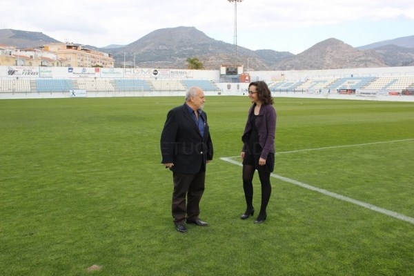 El Ayuntamiento regenera el césped del Estadio Municipal Escribano Castilla