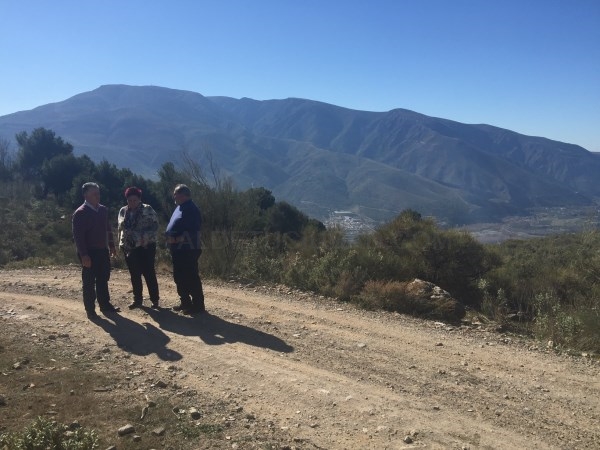 Diputación y Ayuntamiento de Órgiva buscan una solución para adecentar el camino que une Cerro Negro con  Carataunas