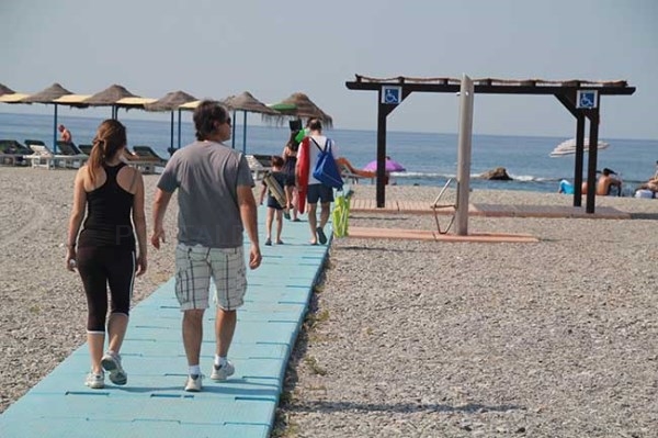 Almuñécar pide a la Junta que vuelva a colaborar en el equipamiento y mantenimiento de las playas.
