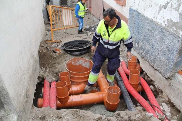 Avanzan los trabajos de rehabilitación integral de las calles almuñequeras de Carmen Baja y Cobertizo.