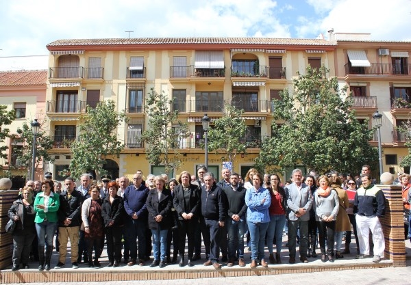 Motril muestra su solidaridad con las víctimas de los atentados de Bruselas en un emotivo minuto de silencio