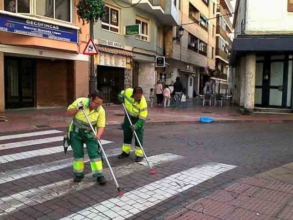 El Ayuntamiento de Almuñécar trabaja en la retirada de la cera de la vía pública