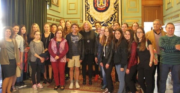 La alcaldesa de Motril recibe en el Ayuntamiento a una decena de alumnos alemanes