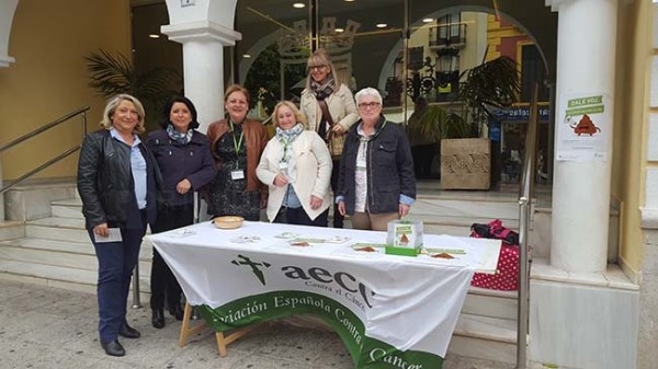 La alcaldesa de Almuñécar se suma a la campaña contra el cáncer de colón promovida por AECC.