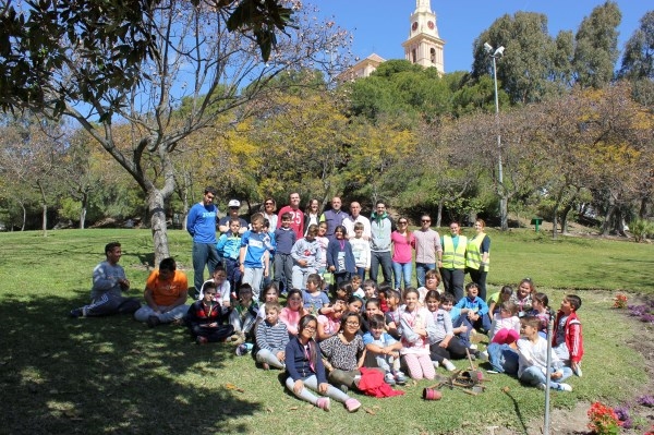 Casi un centenar de niños y niñas de los colegios Arco Iris y Luis Pastor plantan flores en los jardines del Parque de los Pueblos de América