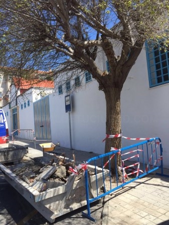El Ayuntamiento renueva el acerado la zona del Camino de San Antonio y adapta los bordillos de la calle Quijote con la Rambla de los Álamos