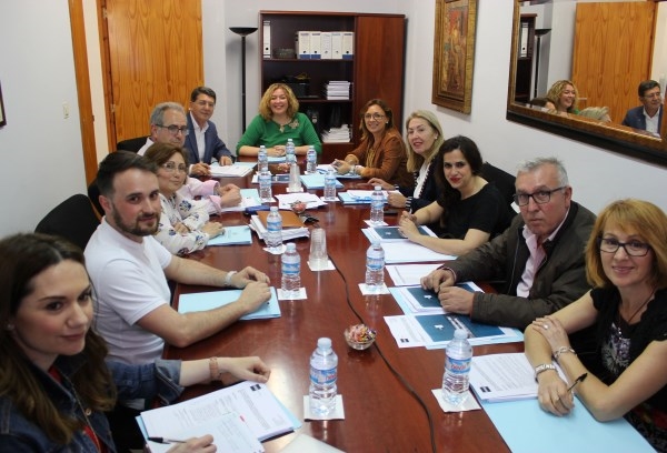 La alcaldesa muestra su compromiso para que el Ayuntamiento vuelva a apoyar económicamente a la UNED de Motril