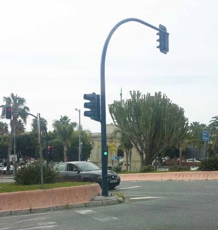 Los semáforos del cruce con La Paloma en la Carretera Nacional 340 vuelven a estar operativos