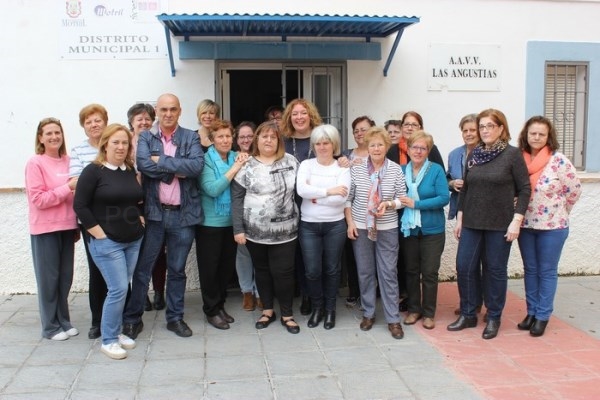La alcaldesa visita los Talleres de Adultos de Las Angustias y Huerta Carrasco