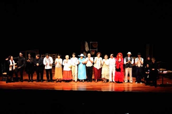El grupo Dionisio Theatre presentó anoche con éxito la obra de Pirandello "Seis personajes e busca de autor"
