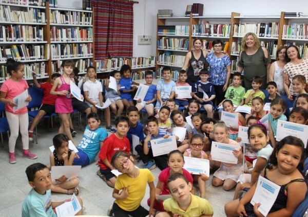 La alcaldesa participa en la Biblioteca Pública de Santa Adela en la actividad ‘Biblioteca-Escuela’ para el fomento de la lectura