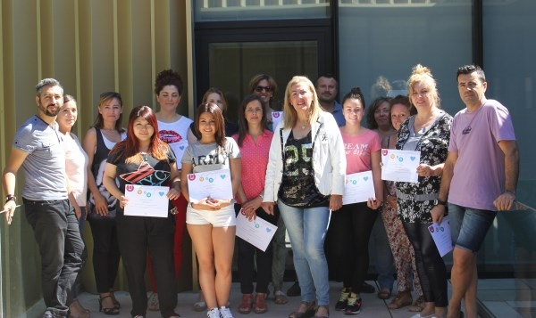 María Ángeles Escámez entrega los diplomas a una quincena de alumnos del curso de ‘Ofimática Básica’