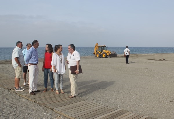 El Ayuntamiento de Motril inicia con su propia maquinaria y recursos la mejora de las playas motrileñas