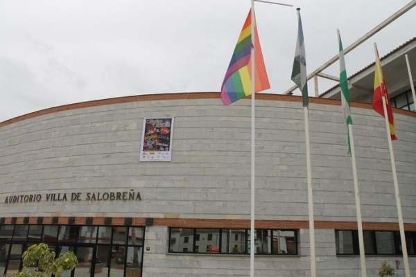 El Ayuntamiento de Salobreña luce en su fachada la bandera del Orgullo Gay
