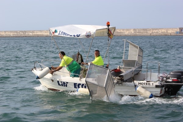 El barco de LIMDECO refuerza el dispositivo de limpieza de las playas motrileñas