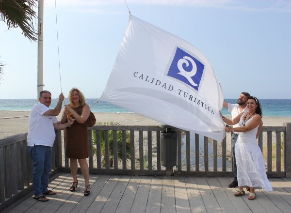 Izada la bandera azul de Playa Granada y las ‘Q’ de calidad del litoral motrileño