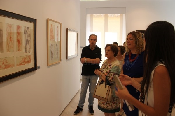 La alcaldesa y la familia del artista Hernández Quero inauguran las visitas guiadas a la exposición sobre su obra