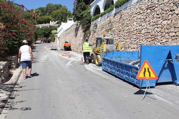 Iniciados los trabajos de mejora del asfalto y bacheo en el vial Las Palomas de La Herradura
