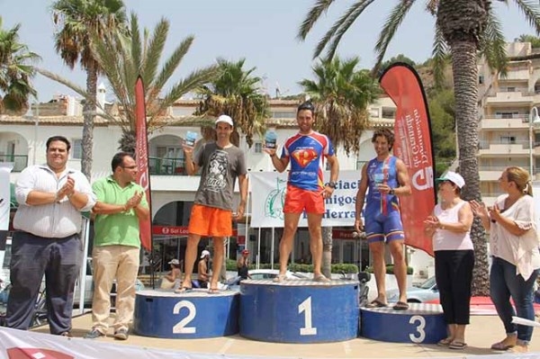 Alberto Esquitino y Elisa Sánchez Morales ganaron la XVII Travesía a Nado de la Bahía de La Herradura