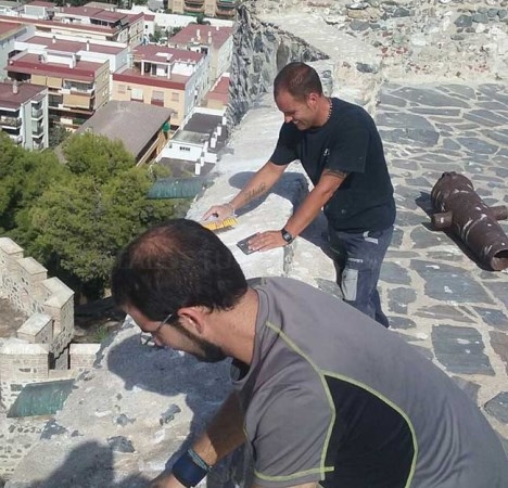 Almuñécar lleva a cabo una limpieza especial del Castillo de San Miguel contra los excrementos de las gaviotas.
