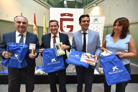 La campaña “Tu material estrella” de la Obra Social “la Caixa” distribuye material escolar entre 4.150 escolares granadinos en situación de vulnerabil