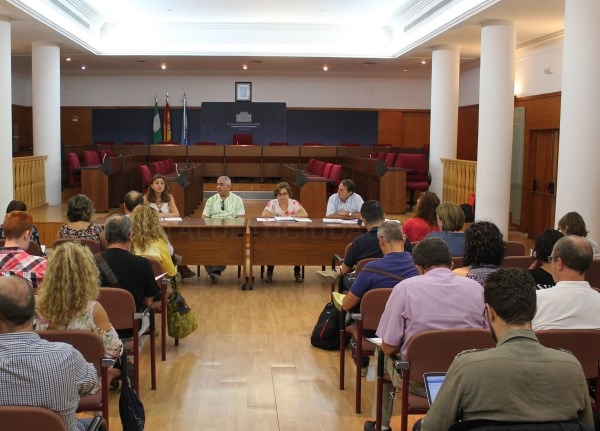 La concejalía de Educación presenta a los directores de los centros de Primaria y Secundaria la Guía Educativa 2016-2017