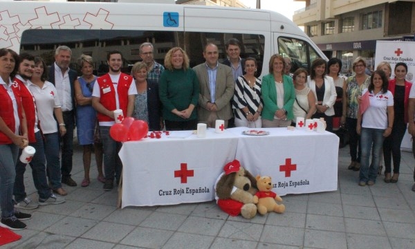 Motril se tiñe con los colores de la solidaridad para ayudar a Cruz Roja en su campaña a favor de la infancia