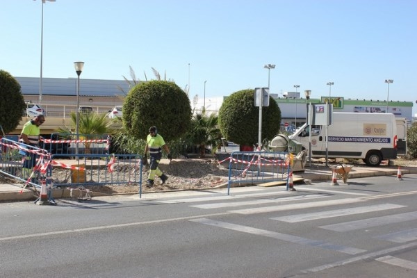 El Ayuntamiento acomete obras para acabar con barreras arquitectónicas en la avenida de Europa, frente al Centro Comercial Alcampo