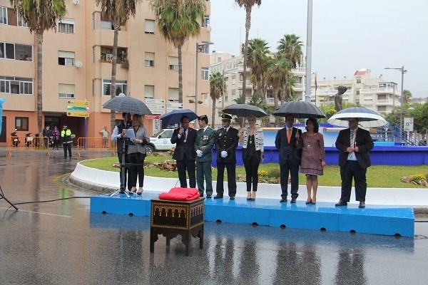Almuñécar rindió homenaje a la Bandera Nacional con motivo de la Fiesta Nacional