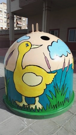 Los contenedores para el reciclaje de vidrio en el Balcón de San Fernando se convierten en obras de arte infantiles