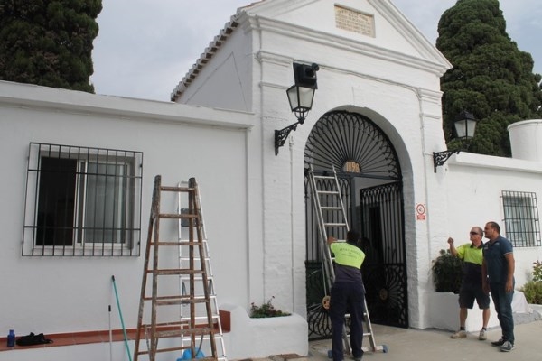 El Ayuntamiento de Salobreña pone a punto sus cementerios de cara a la festividad de todos los Santos